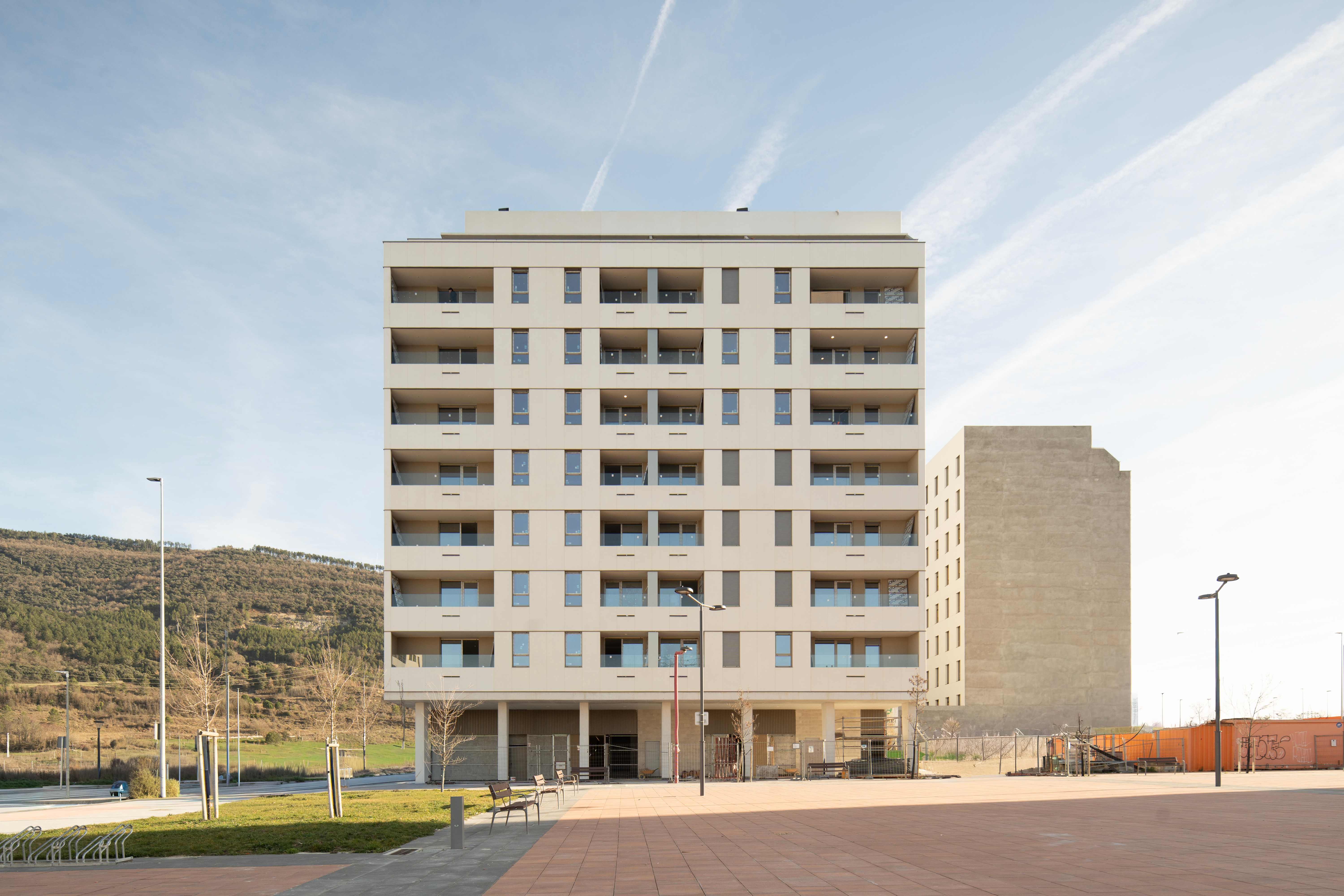 Art Plaza Etxebakar - Edificio residencial moderno